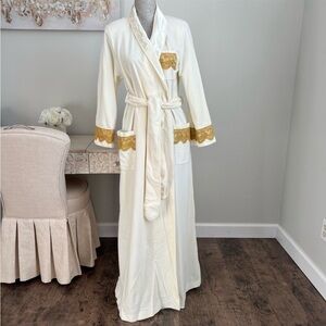 Vintage Vanity Fair Full Length Lace Embroidered Dacron /Polyester Rob NWOT